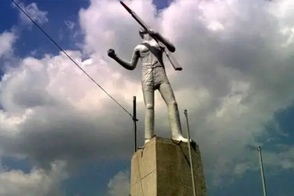 একজন বীর মুক্তিযোদ্ধার ভাস্কর্য।