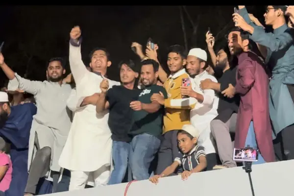 হযরত শাহজালাল (রহ.) মাজার প্রাঙ্গণে তারাবির নামাজ চলাকালে স্লোগান দেন এনসিপির নেতা-কর্মীরা।