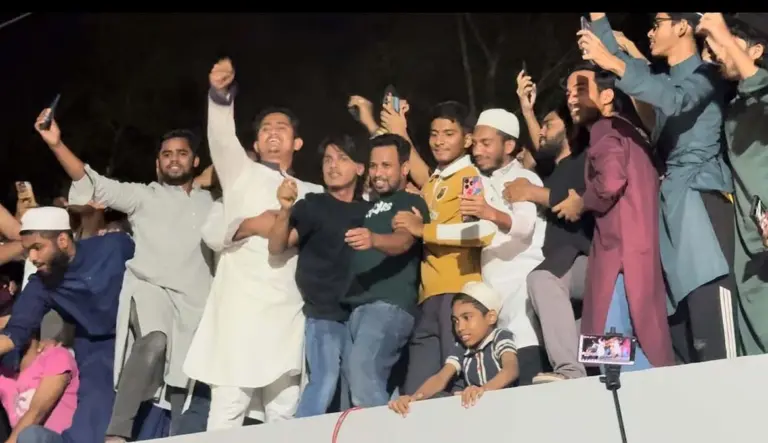 হযরত শাহজালাল (রহ.) মাজার প্রাঙ্গণে তারাবির নামাজ চলাকালে স্লোগান দেন এনসিপির নেতা-কর্মীরা।