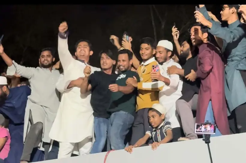 হযরত শাহজালাল (রহ.) মাজার প্রাঙ্গণে তারাবির নামাজ চলাকালে স্লোগান দেন এনসিপির নেতা-কর্মীরা।