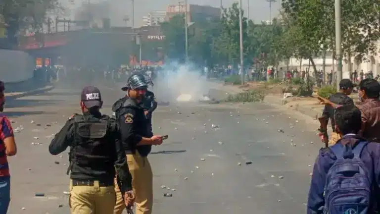 করাচিতে আইনশৃঙ্খলা বাহিনীর সঙ্গে বিক্ষোভকারীদের সংঘর্ষ।