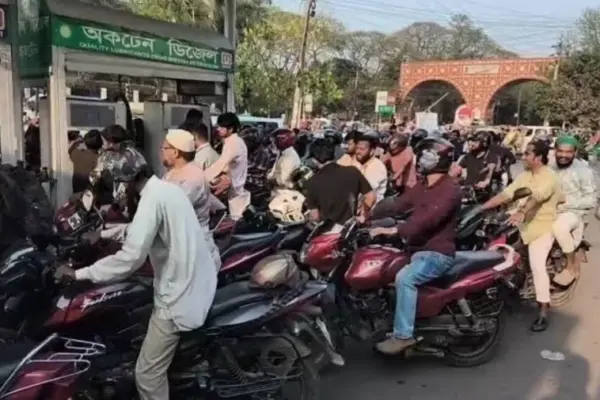জ্বালানি তেলের জন্য পেট্রোল পাম্পগুলোতে উপচে পড়া ভিড়।