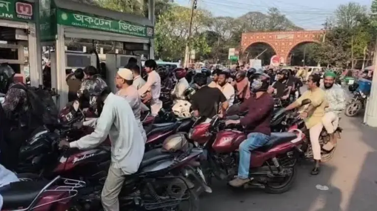 জ্বালানি তেলের জন্য পেট্রোল পাম্পগুলোতে উপচে পড়া ভিড়।