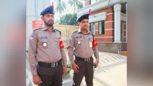 নতুন পোশাকে দুই পুলিশ সদস্য।