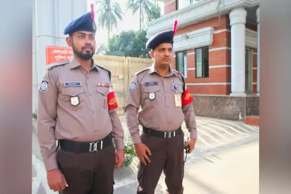 নতুন পোশাকে দুই পুলিশ সদস্য।
