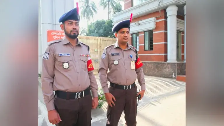 নতুন পোশাকে দুই পুলিশ সদস্য।