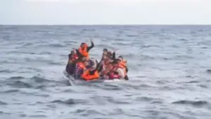 ভূমধ্যসাগরে নৌকায় কয়েকজন।