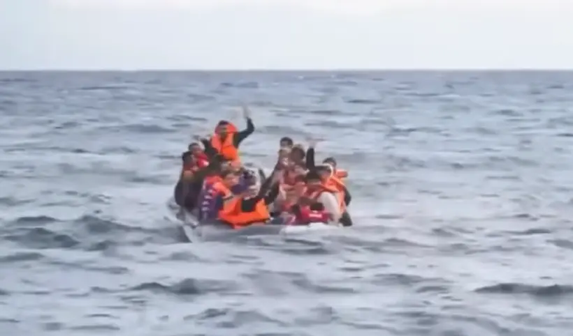 ভূমধ্যসাগরে নৌকায় কয়েকজন।