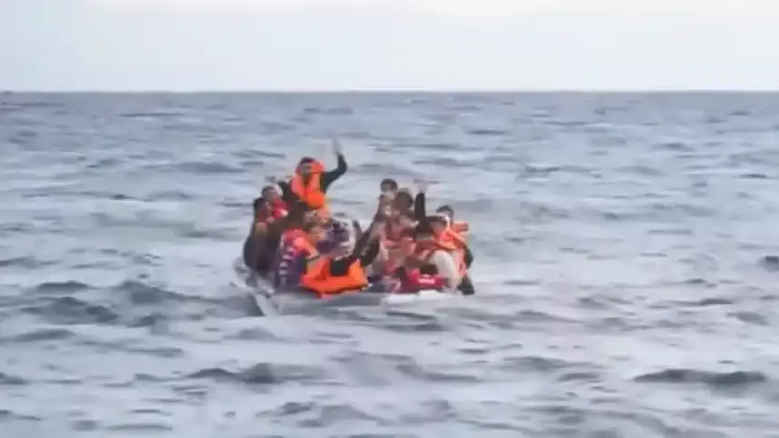 ভূমধ্যসাগরে নৌকায় কয়েকজন।