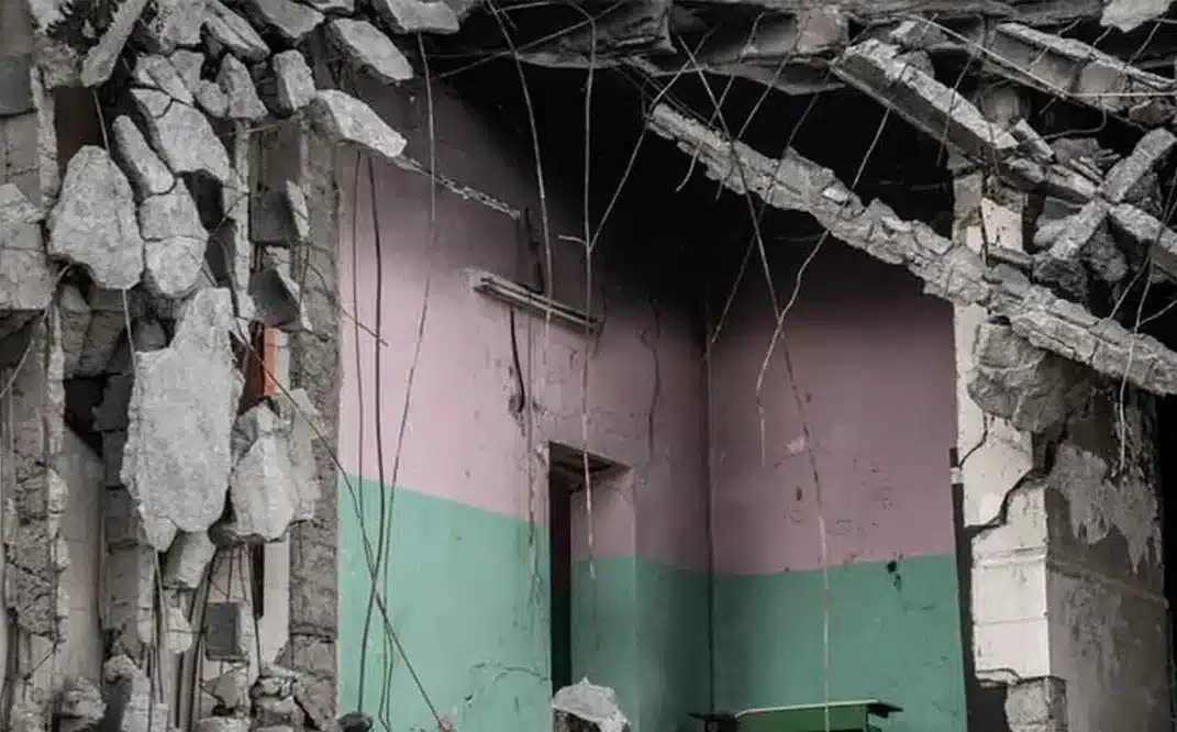 ইরানে হামলায় ক্ষতিগ্রস্ত একটি স্কুল।