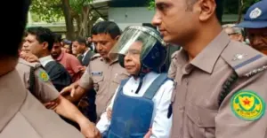 পুলিশের সঙ্গে হেলমেট পরিহিত বিএম মোজাম্মেল হক।