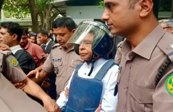 পুলিশের সঙ্গে হেলমেট পরিহিত বিএম মোজাম্মেল হক।