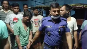একজনকে আটক করে নিয়ে যাচ্ছে পুলিশ।