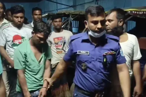 একজনকে আটক করে নিয়ে যাচ্ছে পুলিশ।