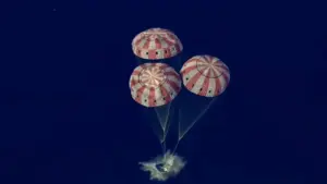 চাঁদে সফল মিশন শেষে ফিরছেন নভোচারীরা।