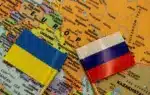 রাশিয়া ও ইউক্রেনের পতাকা ও ম্যাপ।