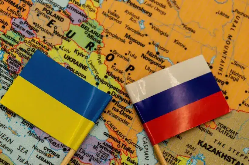 রাশিয়া ও ইউক্রেনের পতাকা ও ম্যাপ।