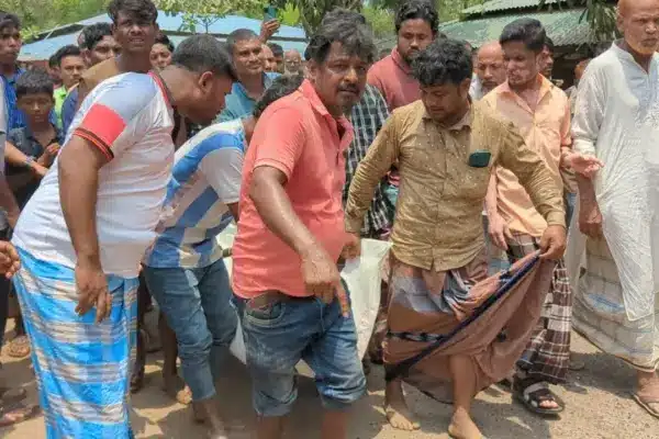 মরদেহ উদ্ধার করছেন স্থানীয়রা।