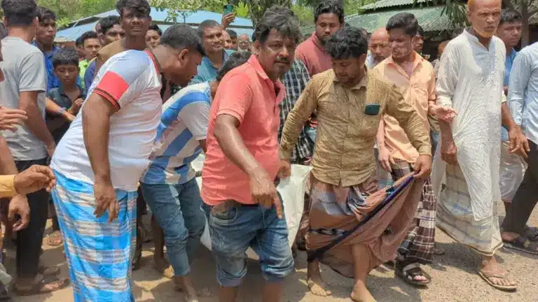 মরদেহ উদ্ধার করছেন স্থানীয়রা।