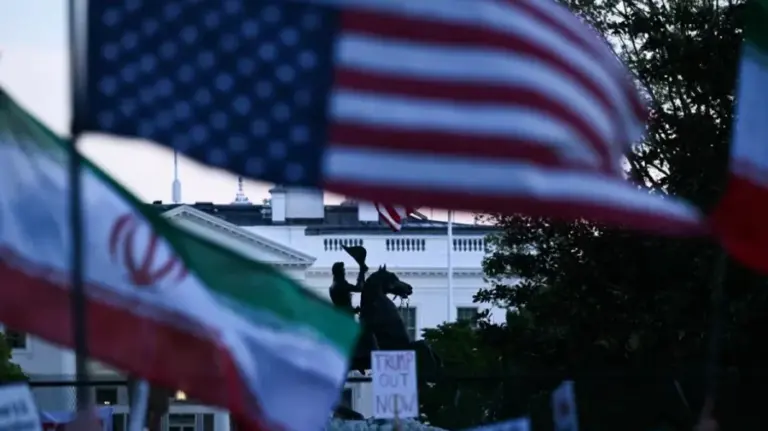 যুক্তরাষ্ট্র ও ইরানের পতাকা।