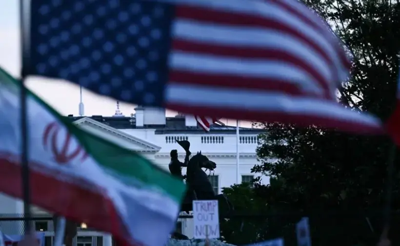 যুক্তরাষ্ট্র ও ইরানের পতাকা।