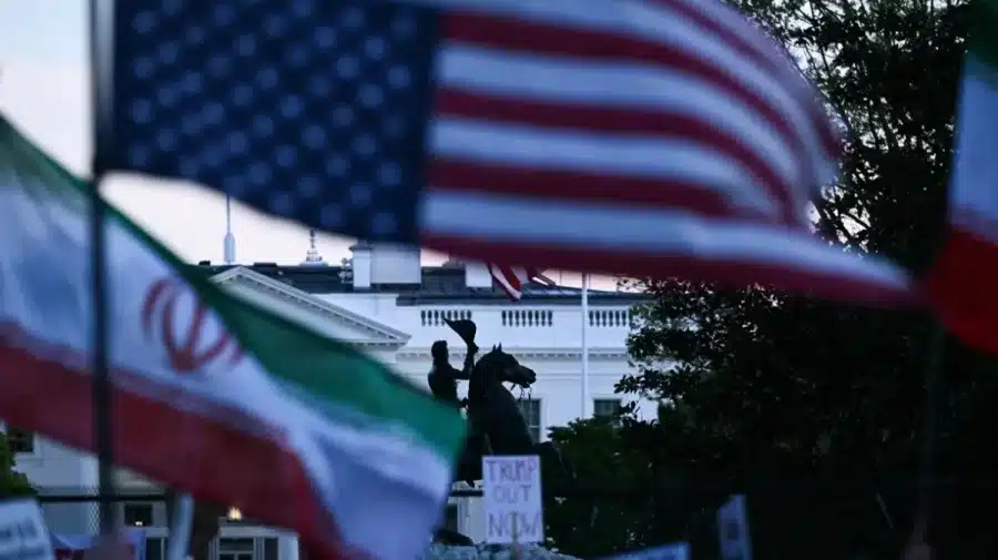 যুক্তরাষ্ট্র ও ইরানের পতাকা।