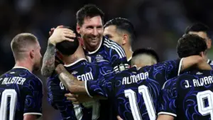 গোলের পর সতীর্থদের সঙ্গে লিওনেল মেসির উচ্ছ্বাস।