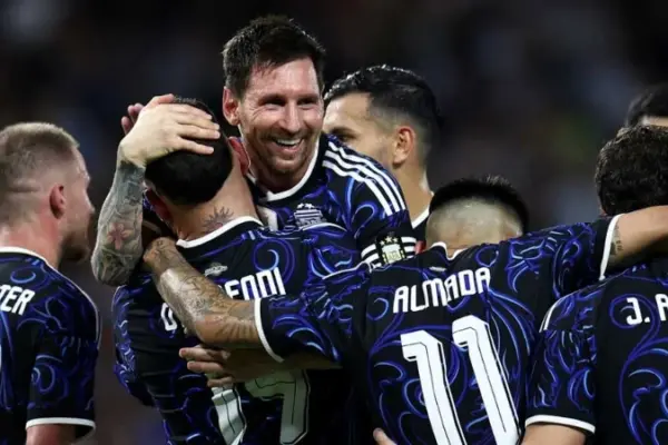 গোলের পর সতীর্থদের সঙ্গে লিওনেল মেসির উচ্ছ্বাস।