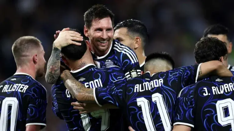 গোলের পর সতীর্থদের সঙ্গে লিওনেল মেসির উচ্ছ্বাস।