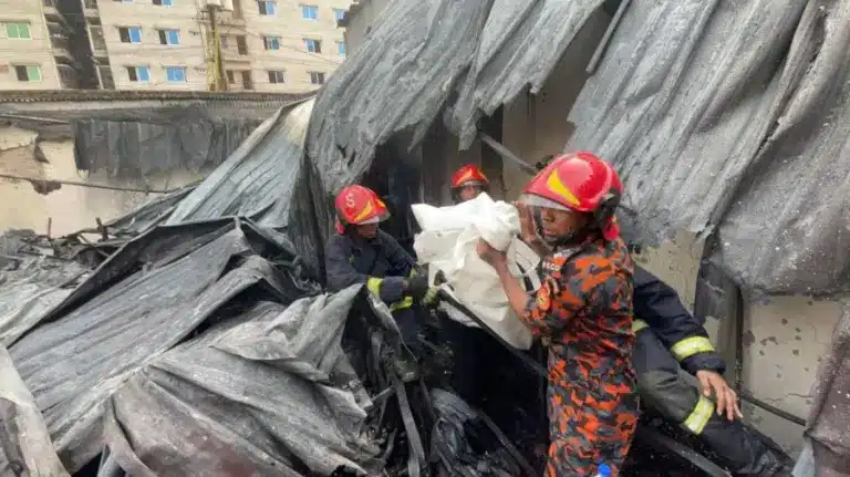 মরদেহ উদ্ধার করেছেন ফায়ার সার্ভিসের কর্মীরা।