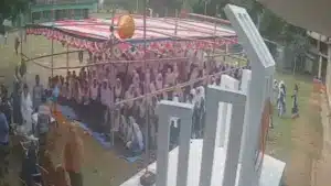 হট্টগোলের সময় আতঙ্কিত হয়ে পড়ে শিক্ষার্থীরা।