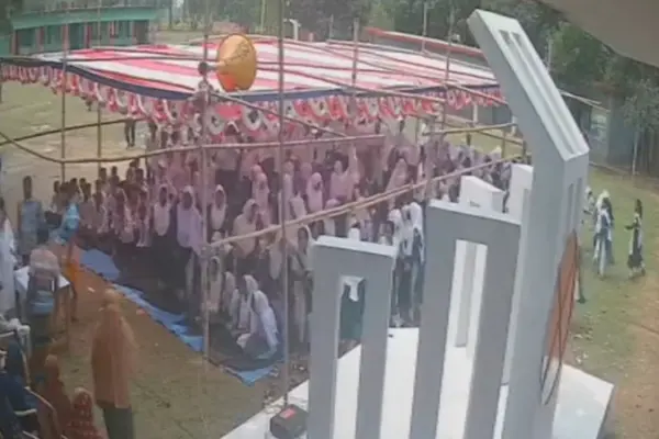 হট্টগোলের সময় আতঙ্কিত হয়ে পড়ে শিক্ষার্থীরা।
