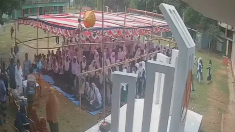 হট্টগোলের সময় আতঙ্কিত হয়ে পড়ে শিক্ষার্থীরা।