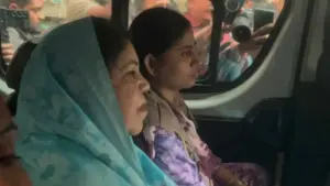 পুলিশের গাড়িতে ড. শিরীন শারমিন চৌধুরী।