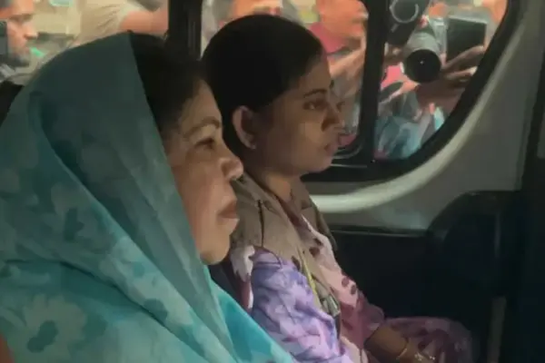 পুলিশের গাড়িতে ড. শিরীন শারমিন চৌধুরী।