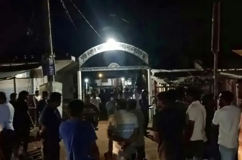 মাদ্রাসার সামনে ক্ষুব্ধ জনতার ভিড়।