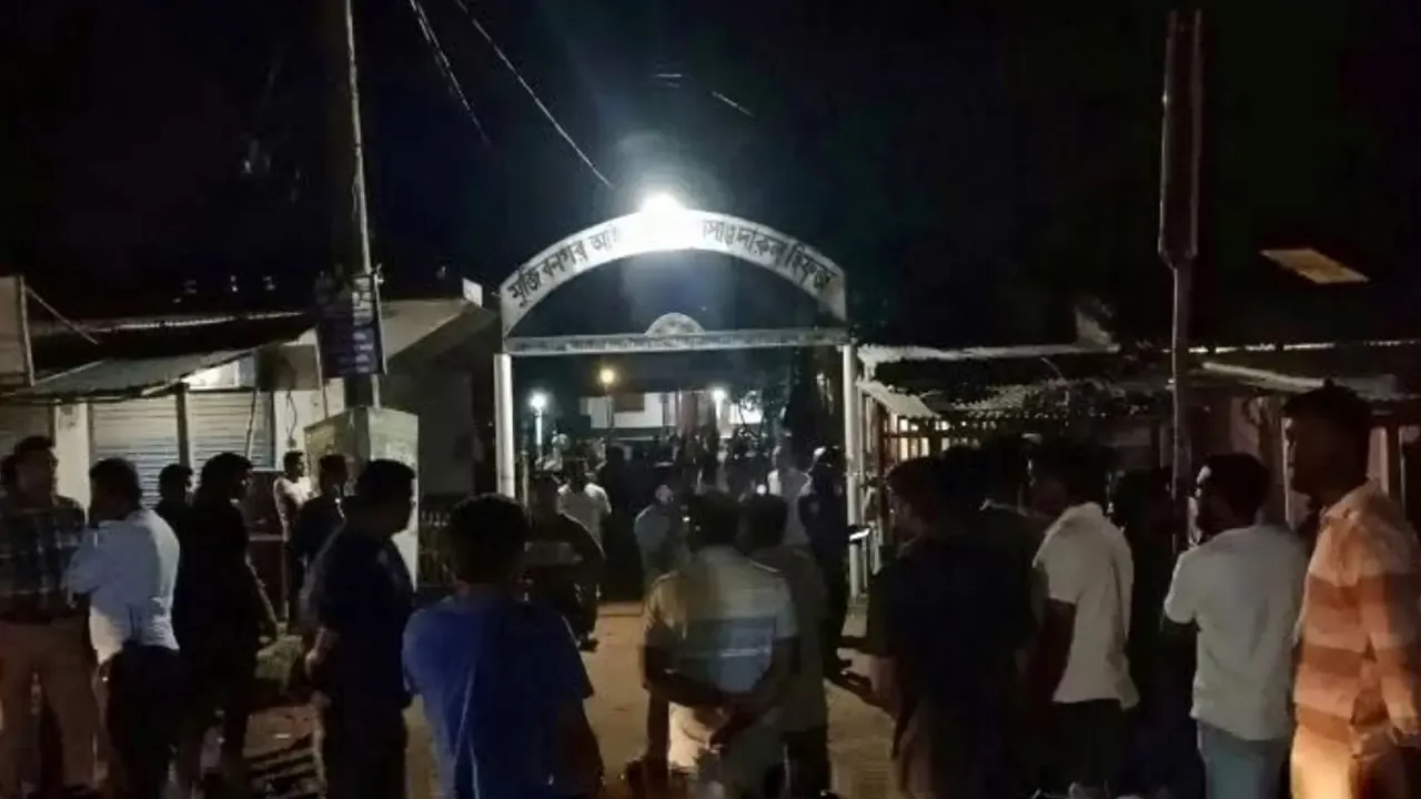 মাদ্রাসার সামনে ক্ষুব্ধ জনতার ভিড়।