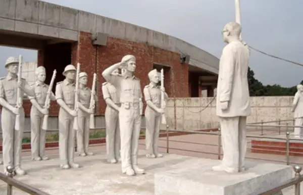 ১৯৭১ সালের ১৭ এপ্রিল স্বাধীন বাংলাদেশের প্রথম সরকারের শপথ অনুষ্ঠানে দেওয়া গার্ড অব অনারের ভাস্কর্য।