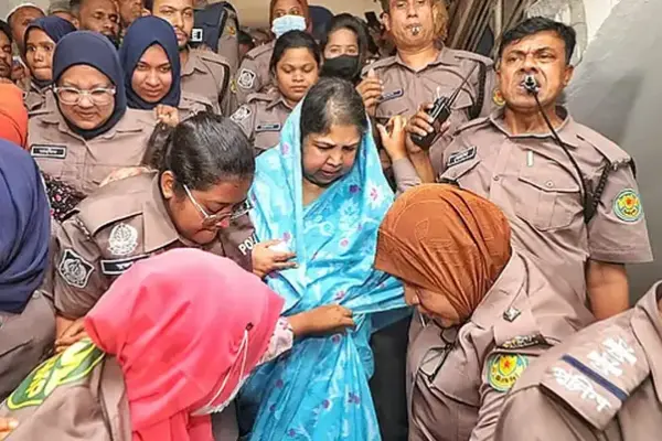 পুলিশ পরিবেষ্টিত শিরীন শারমিন চৌধুরী।