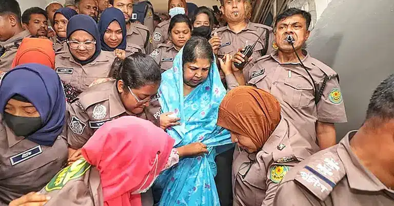 পুলিশ পরিবেষ্টিত শিরীন শারমিন চৌধুরী।