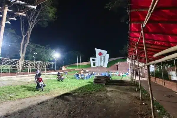 সিলেট কেন্দ্রীয় শহীদ মিনার প্রাঙ্গণে বইমেলা আয়োজনের প্রস্তুতি।