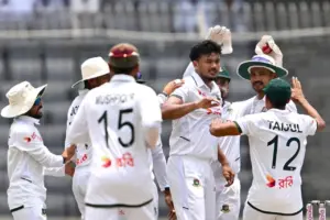 উইকেট পতনের আনন্দ বাংলাদেশের ক্রিকেটারদের।