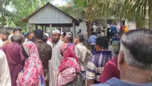 ঘটনাস্থলে উৎসুক জনতার ভিড়।