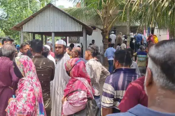 ঘটনাস্থলে উৎসুক জনতার ভিড়।
