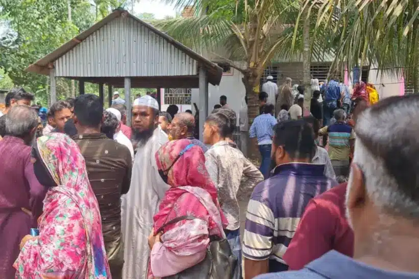 ঘটনাস্থলে উৎসুক জনতার ভিড়।