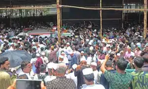 ইঞ্জিনিয়ার মোশাররফ হোসেনকে শেষ শ্রদ্ধা জানিয়েছেন মানুষ।