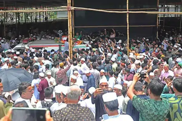 ইঞ্জিনিয়ার মোশাররফ হোসেনকে শেষ শ্রদ্ধা জানিয়েছেন মানুষ।