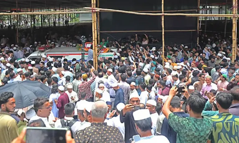 ইঞ্জিনিয়ার মোশাররফ হোসেনকে শেষ শ্রদ্ধা জানিয়েছেন মানুষ।