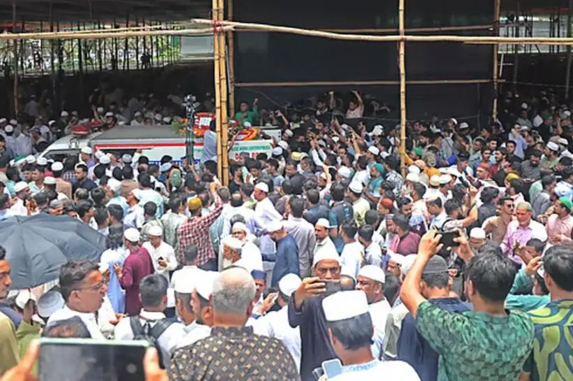ইঞ্জিনিয়ার মোশাররফ হোসেনকে শেষ শ্রদ্ধা জানিয়েছেন মানুষ।