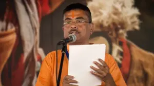 শপথ নিচ্ছেন শুভেন্দু অধিকারী।
